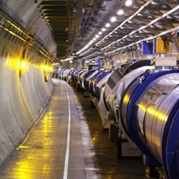 1eV 的定义是一个什么穿越 1V 电位差所获得的能量 ？